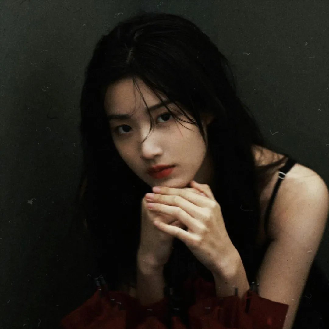 与一位女士合影